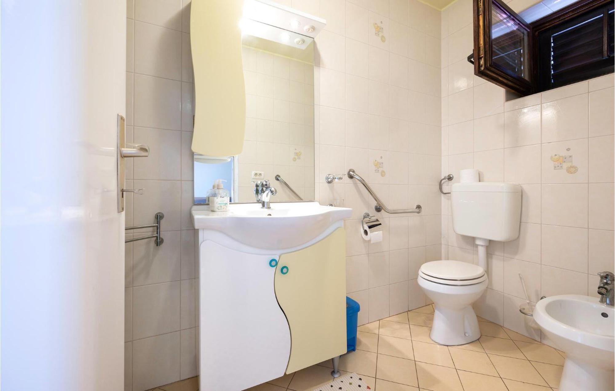 1 Bedroom Amazing Apartment In Peruški 外观 照片